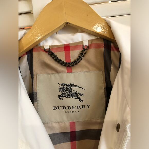 Burberry Carminton White Trench Coat with Renovable Hood - Picture 7 of 14